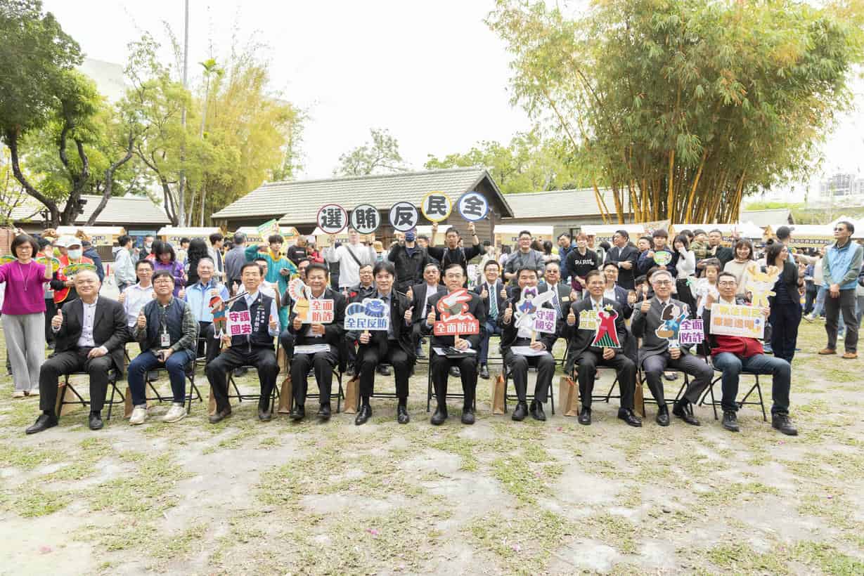 臺中廉政志工協辦114年農漁會選舉反賄選、防詐暨守護國安宣導活動結合最高檢察署「オレオレ防詐反賄劇場」活動，於114年3月29日在西區國家漫畫博物館辦理廉政社會參與活動，此次活動出動2名廉政志工協助攤位擺設與張貼廉政政策宣導布條之外，另外運用彈珠台、扭蛋機及圈叉問答等小遊戲與民眾進行互動趣味之有獎徵答，向參與活動民眾宣揚本府相關反貪預防作為，實踐市長「守護臺中 堅持幸福」的理念。