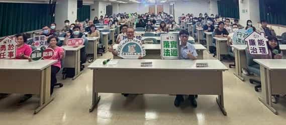 臺南市政府「清廉之路檢察官開講」深化廉潔意識講座暨廉政志工宣導廉政志工以廉政標語宣導，與檢察官及機關同仁大合照