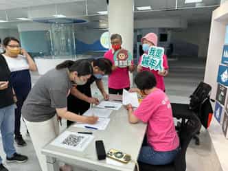 臺南市政府「清廉之路檢察官開講」深化廉潔意識講座暨廉政志工宣導都市發展局場次-廉政志工協助本府各機關同仁報到、簽到