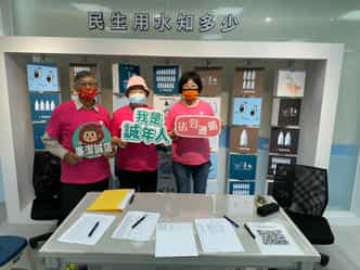 臺南市政府「清廉之路檢察官開講」深化廉潔意識講座暨廉政志工宣導廉政志工以廉政標語向機關同仁宣導法令遵循及廉能觀念