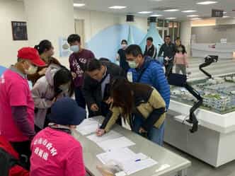 臺南市政府「清廉之路檢察官開講」深化廉潔意識講座暨廉政志工宣導地政局場次-廉政志工協助本府各機關同仁報到、簽到