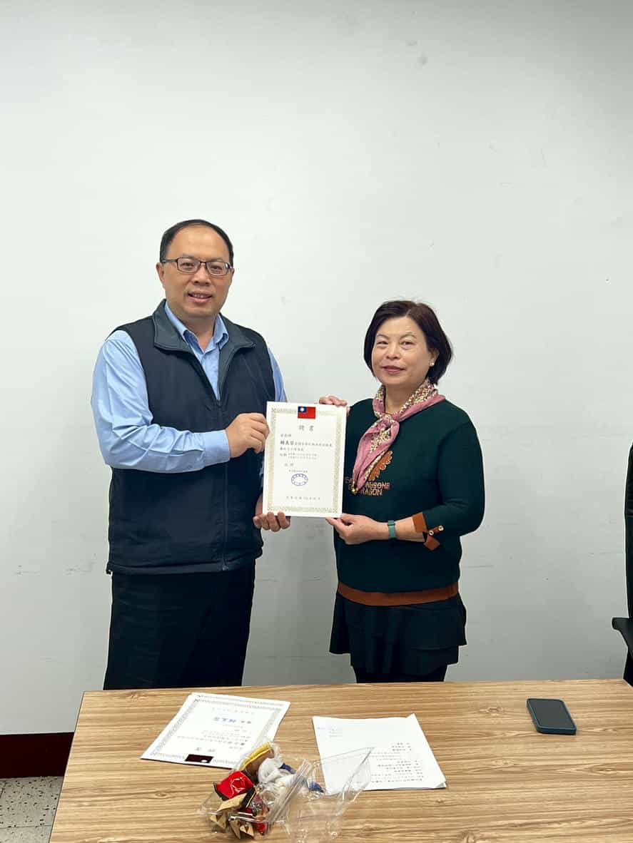 彰化縣政府政風處召開114年度第一次廉政志工幹部會議范副處長頒發志工幹部聘書