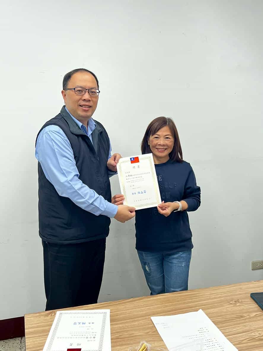 彰化縣政府政風處召開114年度第一次廉政志工幹部會議范副處長頒發志工幹部聘書
