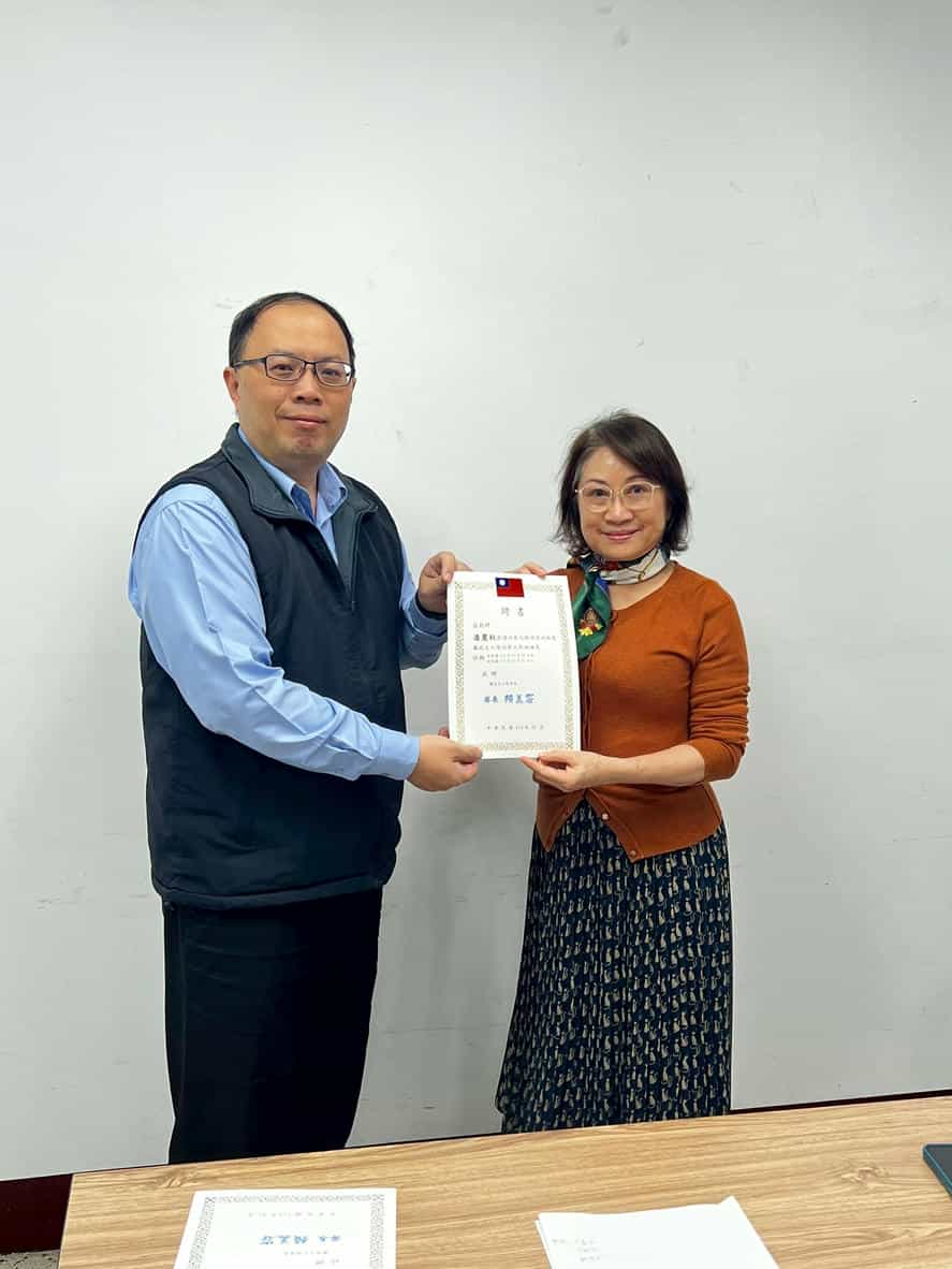 彰化縣政府政風處召開114年度第一次廉政志工幹部會議范副處長頒發志工幹部聘書