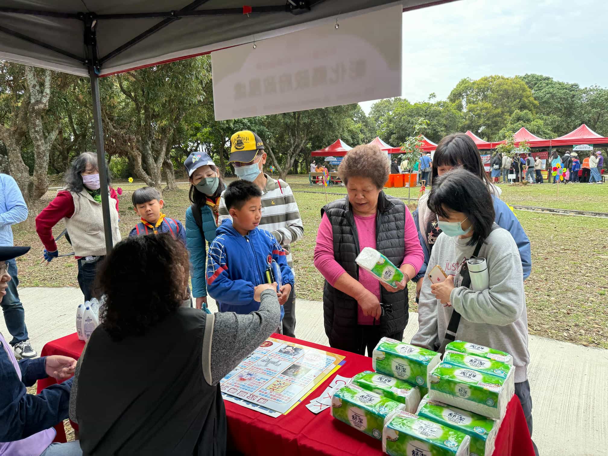 彰化縣政府廉政志工協助辦理114年植樹活動「織一片生態綠網」廉政宣導志工擺攤宣導情形