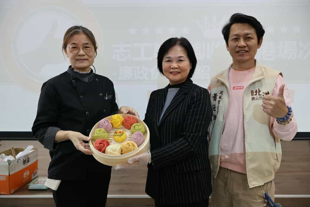 雲林縣北港鎮公所辦理「114年廉政志工專業訓練(一)—廉政食安做饅頭，廉政志工最優秀」與鎮長合影
