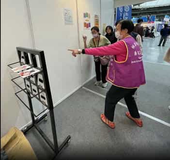 桃園市政府政風處辦理「114年度高中高職博覽會結合廉政志工廉政宣導活動」廉政志工協助民眾參與廉政全壘打闖關遊戲活動