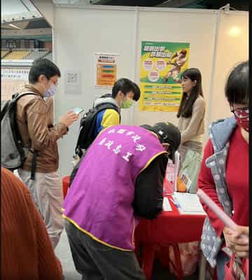 桃園市政府政風處辦理「114年度高中高職博覽會結合廉政志工廉政宣導活動」廉政志工協助整理回收問卷