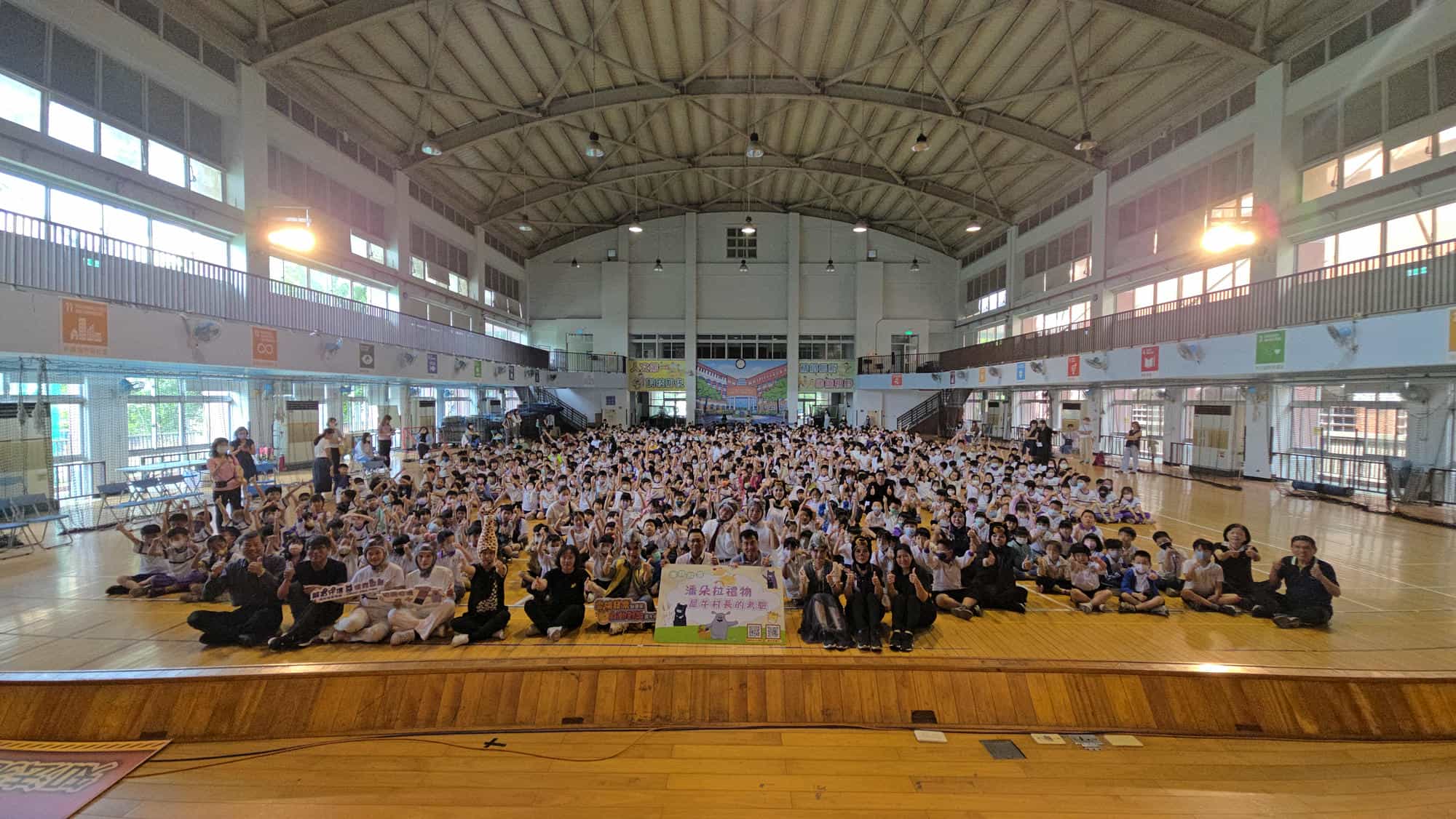 歡慶建城321年！嘉市府攜手世賢國小以廉潔誠信，點亮永續幸福嘉義市政風處與世賢國小學生合影，廉潔誠信活動圓滿成功