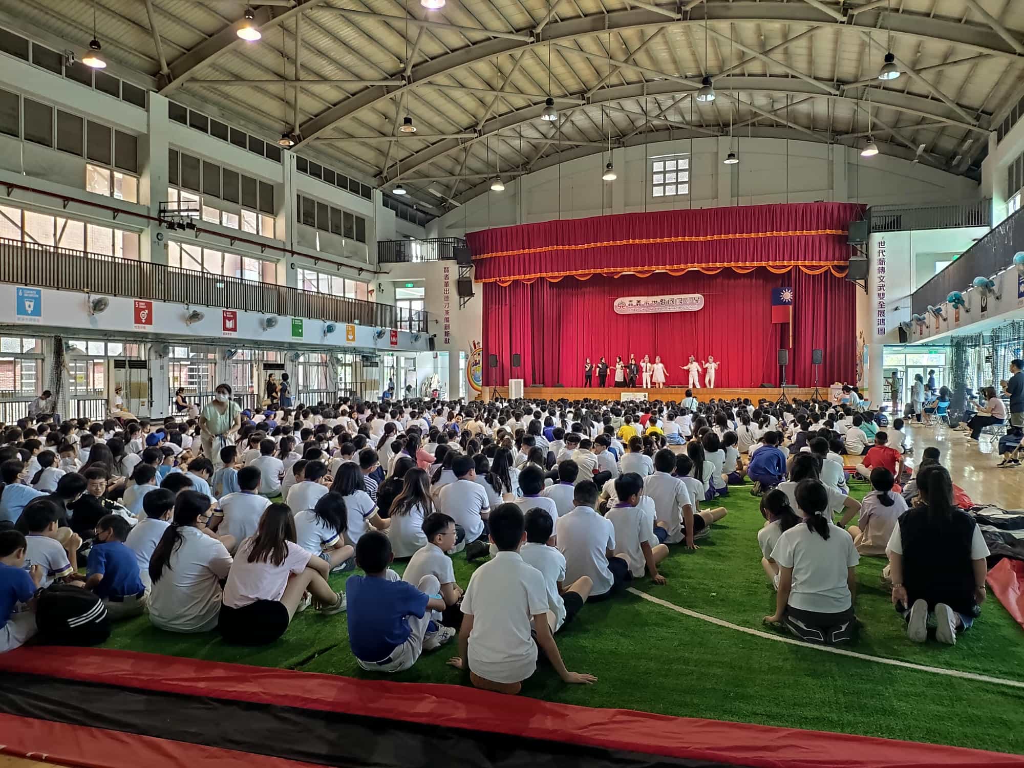 歡慶建城321年！嘉市府攜手世賢國小以廉潔誠信，點亮永續幸福嘉義市世賢國小學生認真觀賞話劇