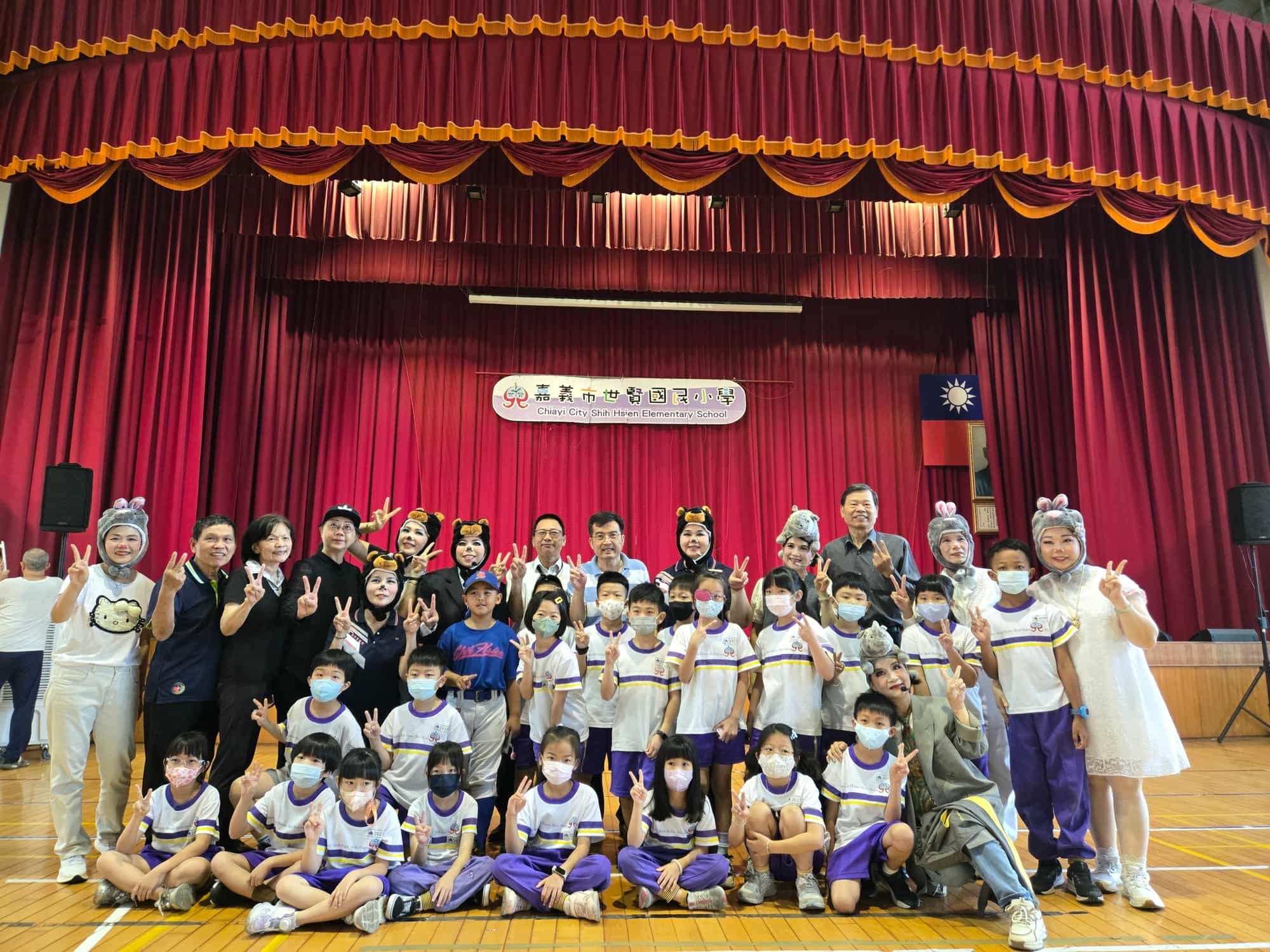 歡慶建城321年！嘉市府攜手世賢國小以廉潔誠信，點亮永續幸福嘉義市政風處及志工與學生合影