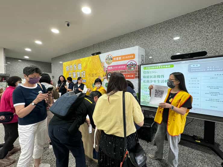 花蓮廉政志工齊心協力，共築綠能與廉潔未來協助簽到等行政事務