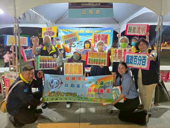 「2025澎湖國際海上花火節」試放場廉政志工協助宣導政風處、馬公市公所政風室與廉政志工宣導攤位