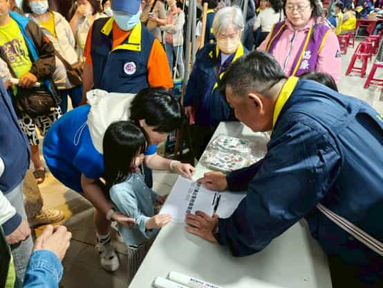 「2025澎湖國際海上花火節」試放場廉政志工協助宣導民眾熱烈參與有獎徵答