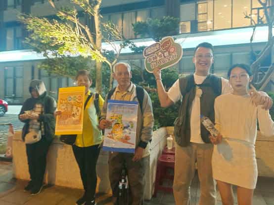 「2025澎湖國際海上花火節」試放場廉政志工協助宣導接駁專車停站區進行宣導