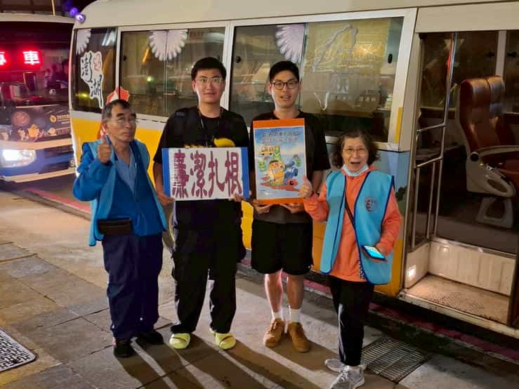 「2025澎湖國際海上花火節」5/5開幕場宣導廉政志工於接駁專車停站區進行搭車諮詢服務及廉政宣導