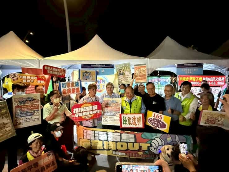 「2025澎湖國際海上花火節」5/5開幕場宣導縣長至宣導攤位慰勉