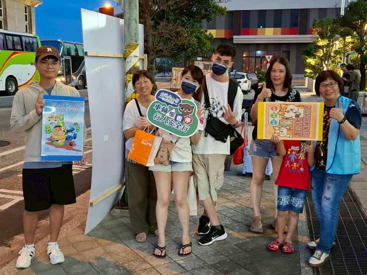 「2025澎湖國際海上花火節」5/5開幕場宣導廉政志工於接駁專車停站區進行搭車諮詢服務及廉政宣導