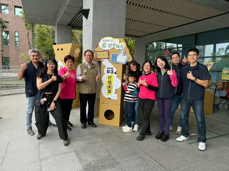 屏東廉政志工陪孩子「打怪」過節 寓教於樂推廣反貪理念「包圍縣府 兒童作主」屏東兒童節特別活動-廉政志工與工作人員合影