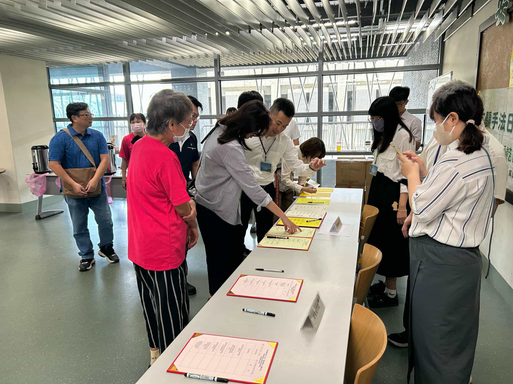 屏東廉政志工同行　產官學共築誠信綠能新典範廉政志工協助引導長官貴賓簽到