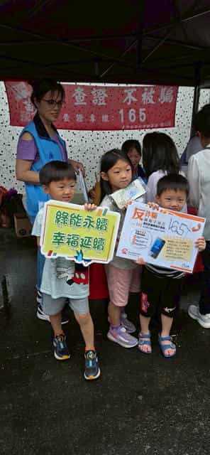 桐花綻放暖廉風—苗廉志工「2025桐花祭-桐趣行尞苗栗」廉政宣導苗栗廉政志工擺攤向民眾進行宣導。