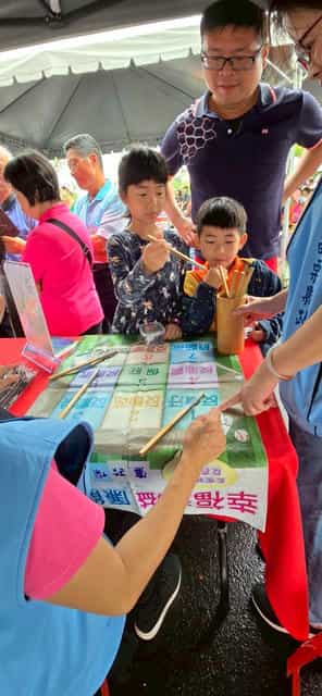 桐花綻放暖廉風—苗廉志工「2025桐花祭-桐趣行尞苗栗」廉政宣導苗栗廉政志工向民眾進行宣導。