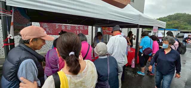 桐花綻放暖廉風—苗廉志工「2025桐花祭-桐趣行尞苗栗」廉政宣導苗栗廉政志工擺攤向民眾進行宣導。