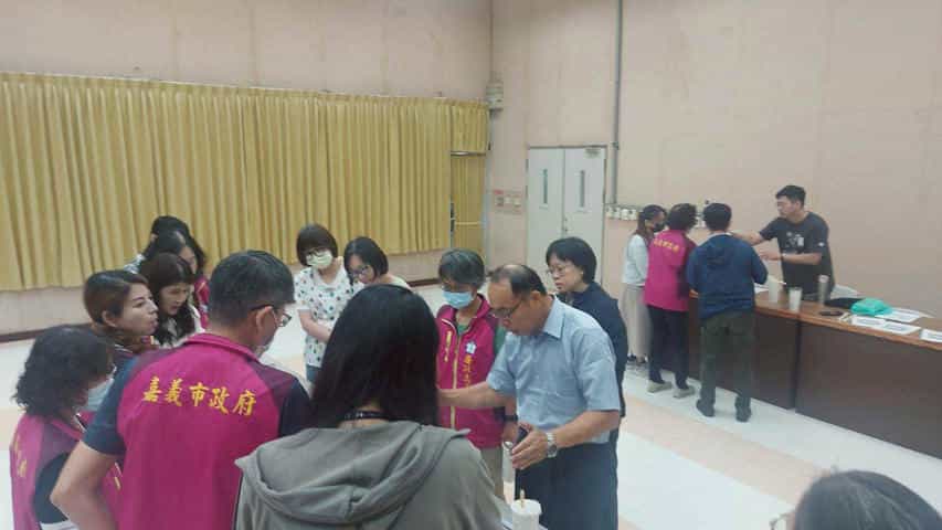 嘉義市府辦理植栽綠美化教育訓練 提升政風與志工綠能素養蔡景株講座講解測量工具