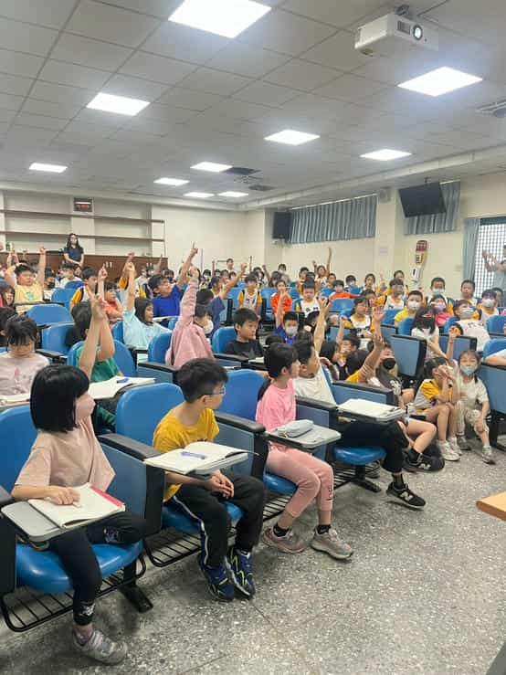 新竹市政府廉政志工隊深入校園，辦理114年上半年校園說故事宣導活動114年西門國小廉潔誠信巡迴宣導-學童踴躍舉手發言