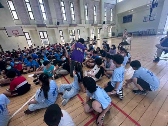 新竹市政府廉政志工隊深入校園，辦理114年上半年校園說故事宣導活動114年香山國小廉潔誠信巡迴宣導-學童回答問題