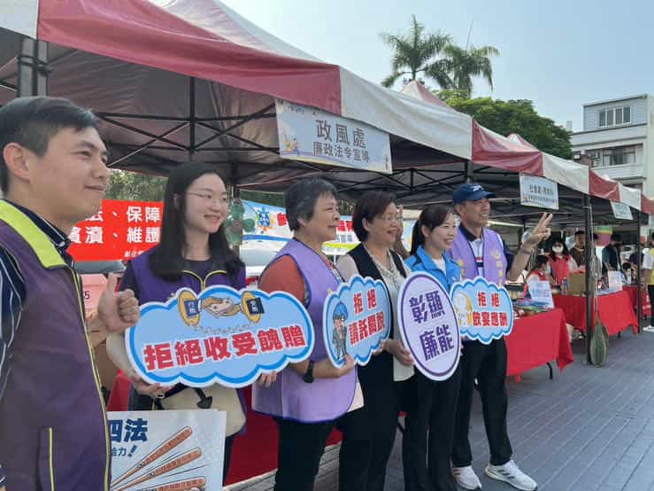 彰化廉政志工協助辦理「114年度中小學學生才藝社團展演活動」廉政宣導田中區場次志工、政風人員與彰化縣縣長王惠美合照