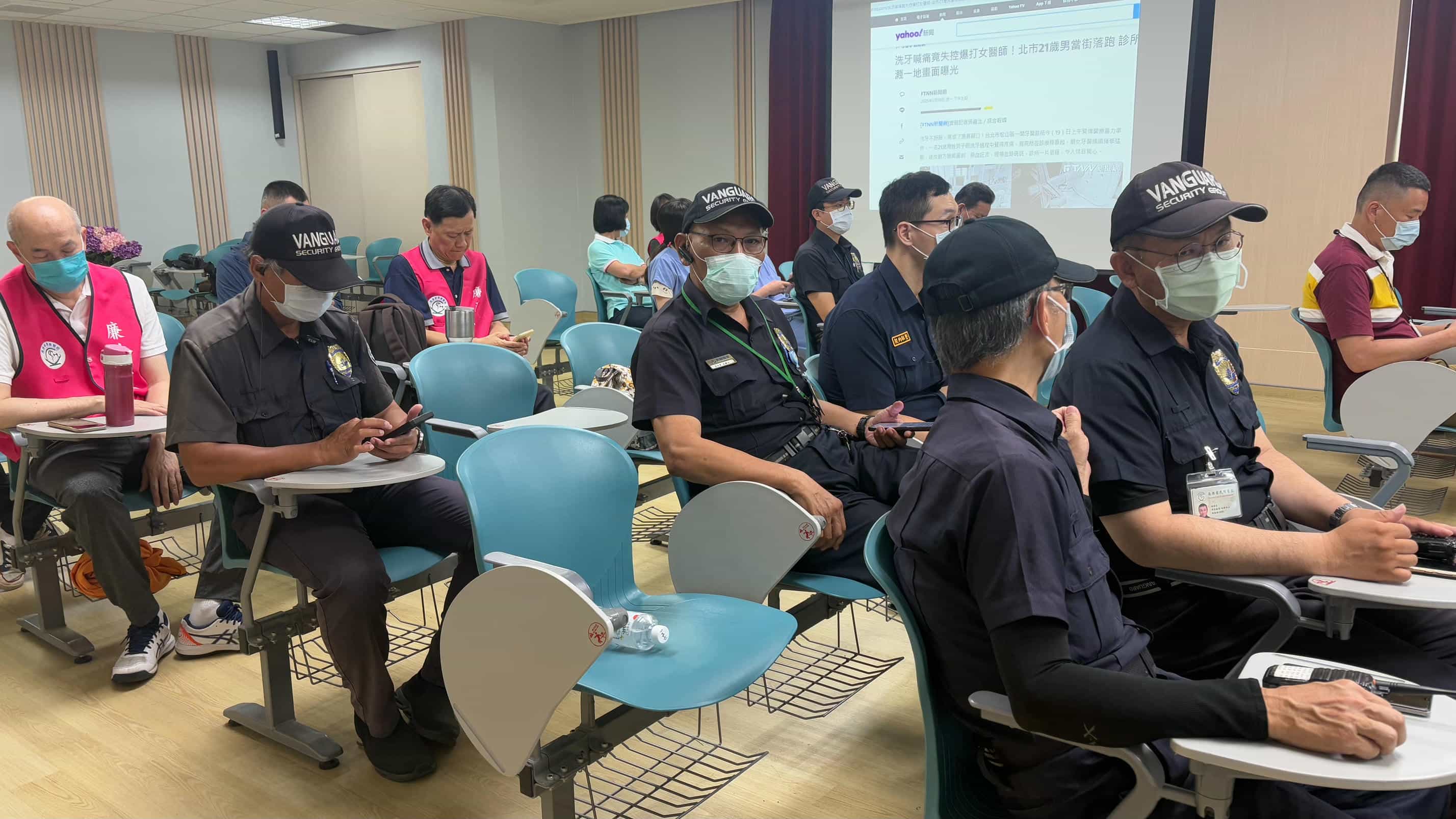 特殊訓練─高雄榮總政風室辦理「醫療暴力預防處置」講習，納入廉政志工廉政志工參加高雄榮總政風室辦理之「醫療暴力預防處置」講習(廉政志工身穿桃紅色背心)。