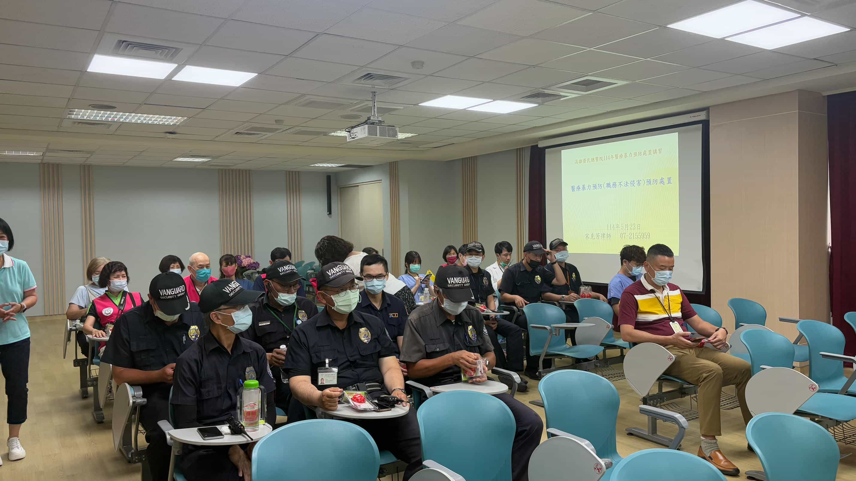 特殊訓練─高雄榮總政風室辦理「醫療暴力預防處置」講習，納入廉政志工廉政志工參加高雄榮總政風室辦理之「醫療暴力預防處置」講習(廉政志工身穿桃紅色背心)。