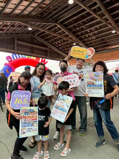 雲林廉政志工協助辦理「2025二崙鄉西瓜節暨模範母親表揚活動」志工與現場民眾合影