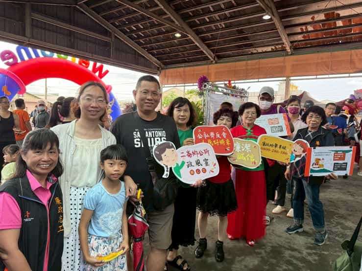 雲林廉政志工協助辦理「2025二崙鄉西瓜節暨模範母親表揚活動」志工與現場民眾合影