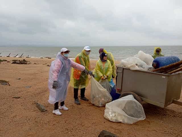 金門縣政府政風處攜手廉政志工守護海洋淨灘(貪)活動淨灘(貪)活動現場照片2