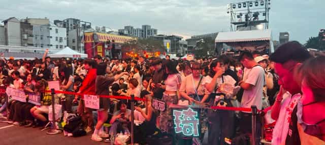 苗廉志工「2025頭份四月八  靚燈好客節」廉政話劇暨反貪宣導活動現場萬名民眾觀看。