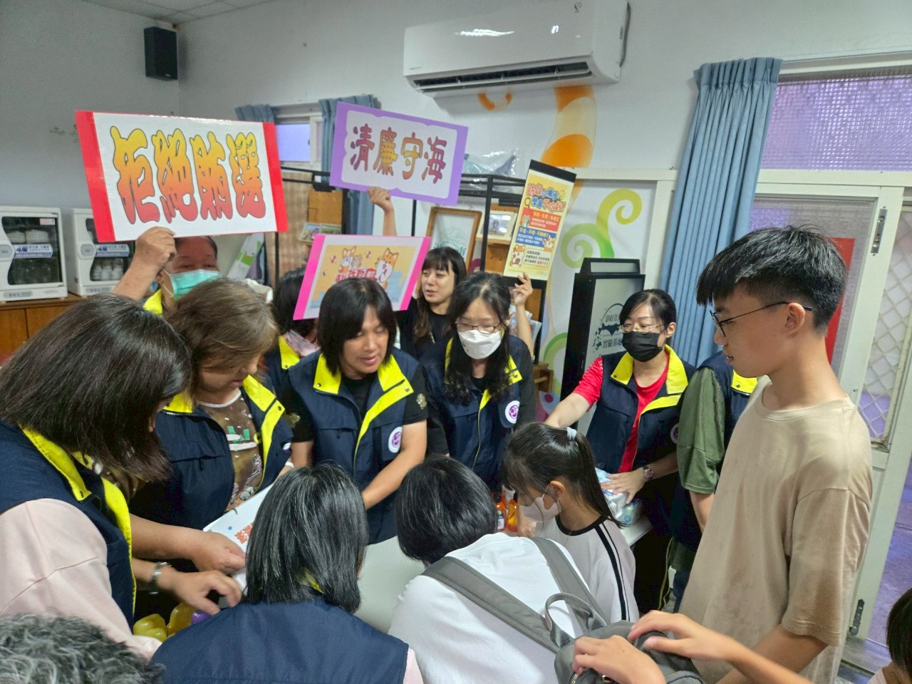 澎湖縣政府政風處偕同廉政志工於湖東社區觀影活動 將反貪、防詐等廉潔觀念「種土」生根廉政有獎徵答宣導活動