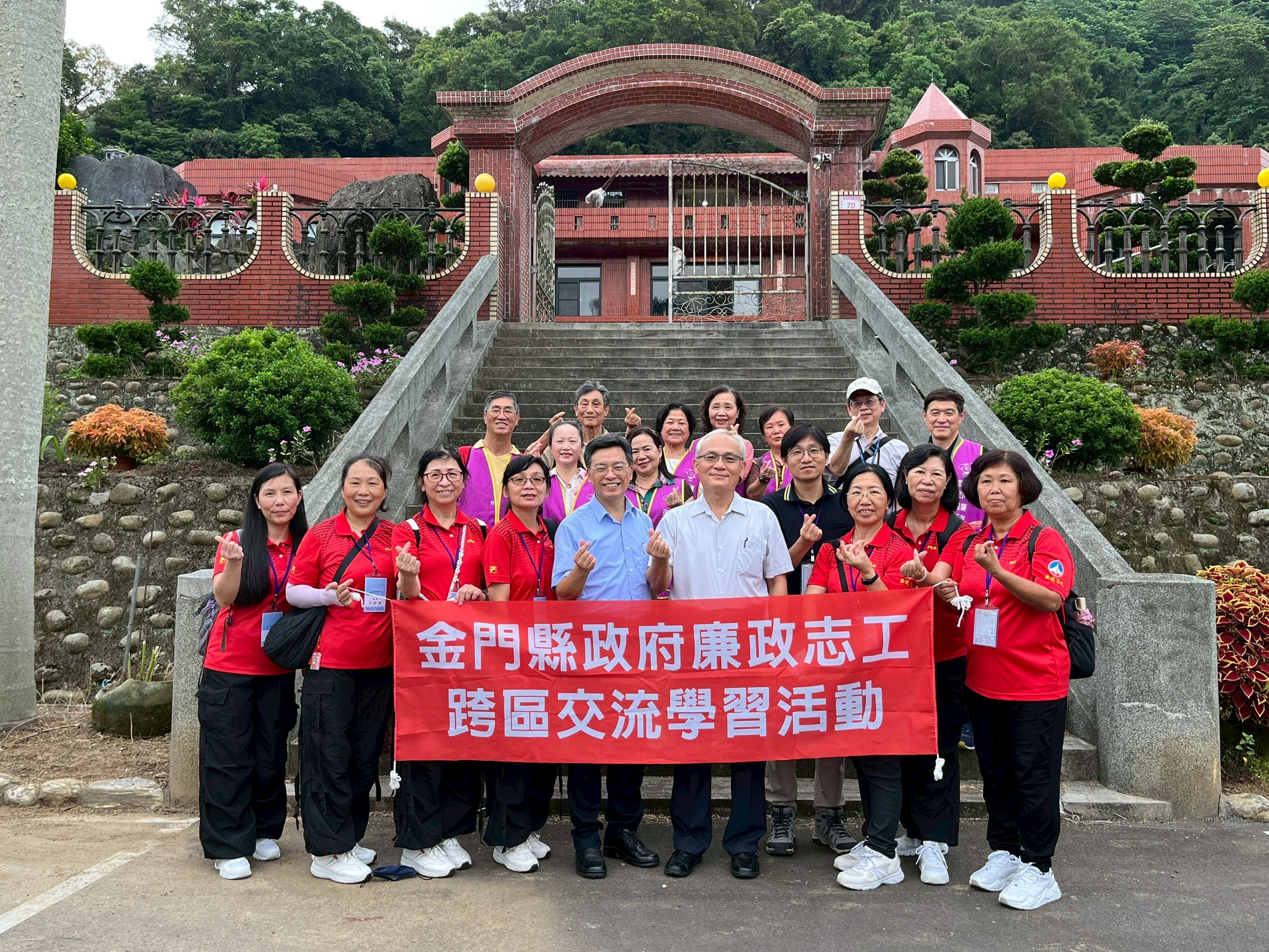 桃園市政府政風處辦理114年度「志匯同行，廉動桃金」桃園金門廉政志工跨域交流研習大合照_1