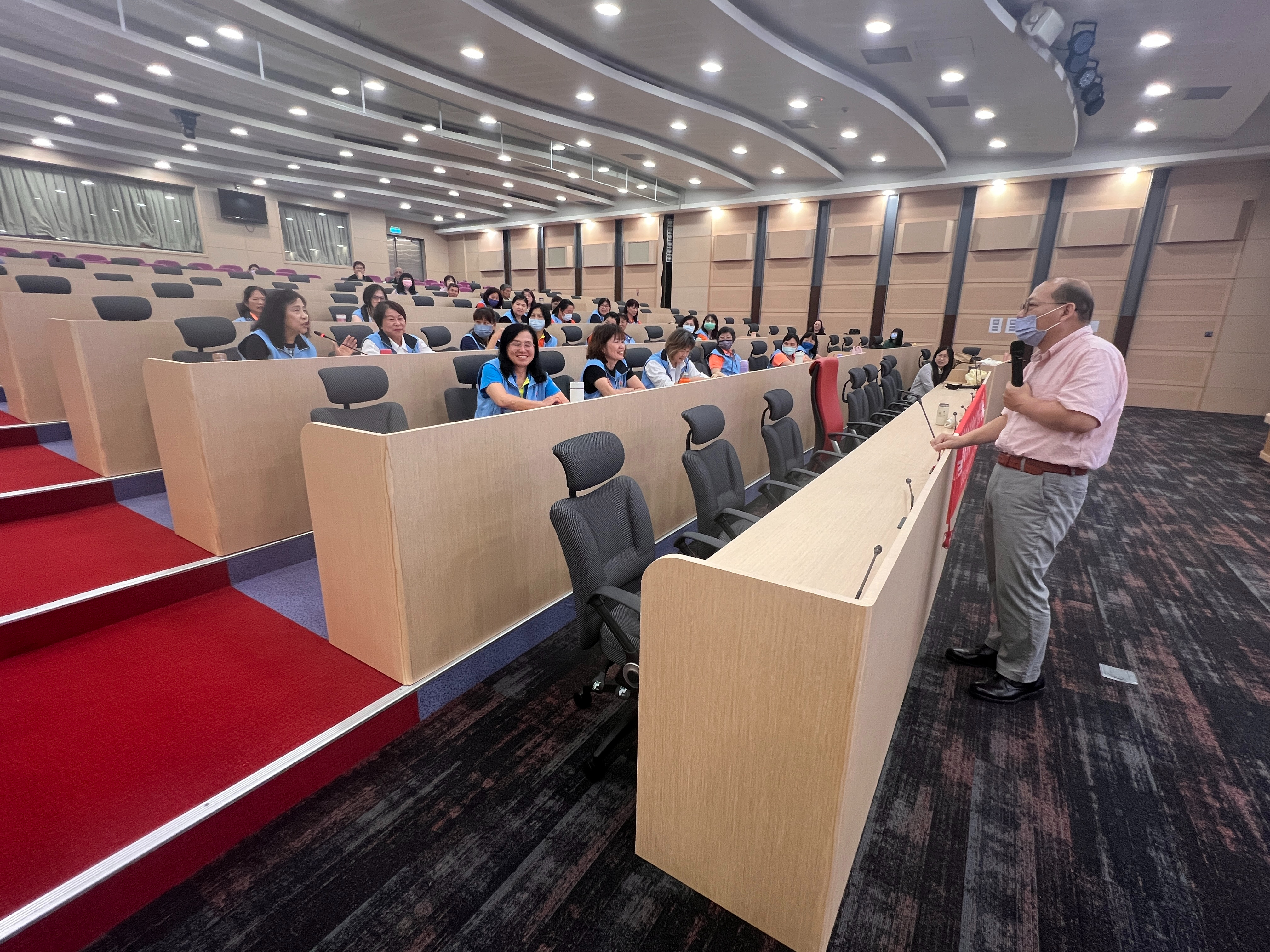 苗廉志工114年度專業訓練課程強化廉政知能與自我價值講師分享經驗。