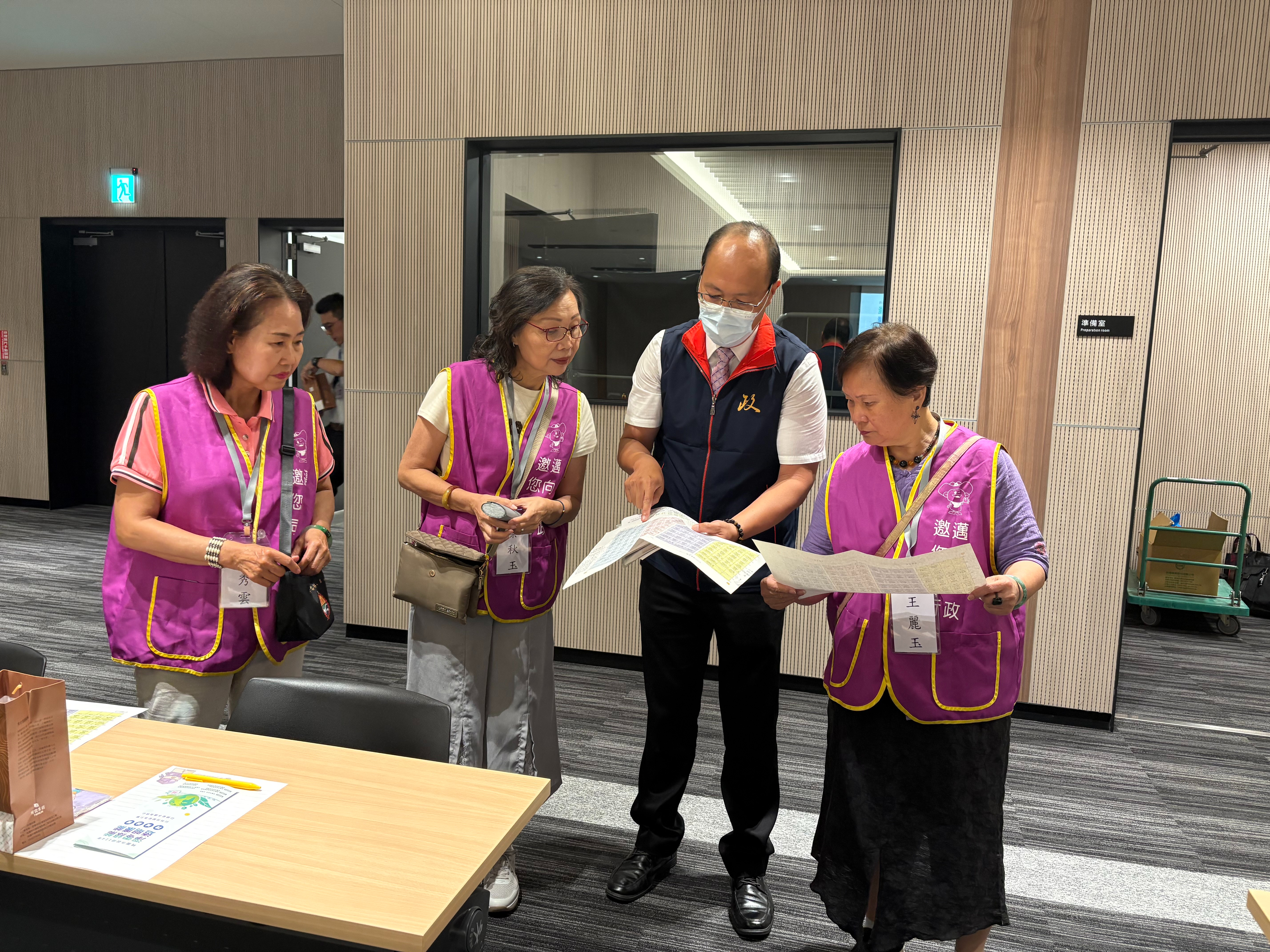 接軌淨零治理　桃園市政府廉政志工培訓導入綠能新視野本處同仁向廉政志工說明論壇活動工作任務