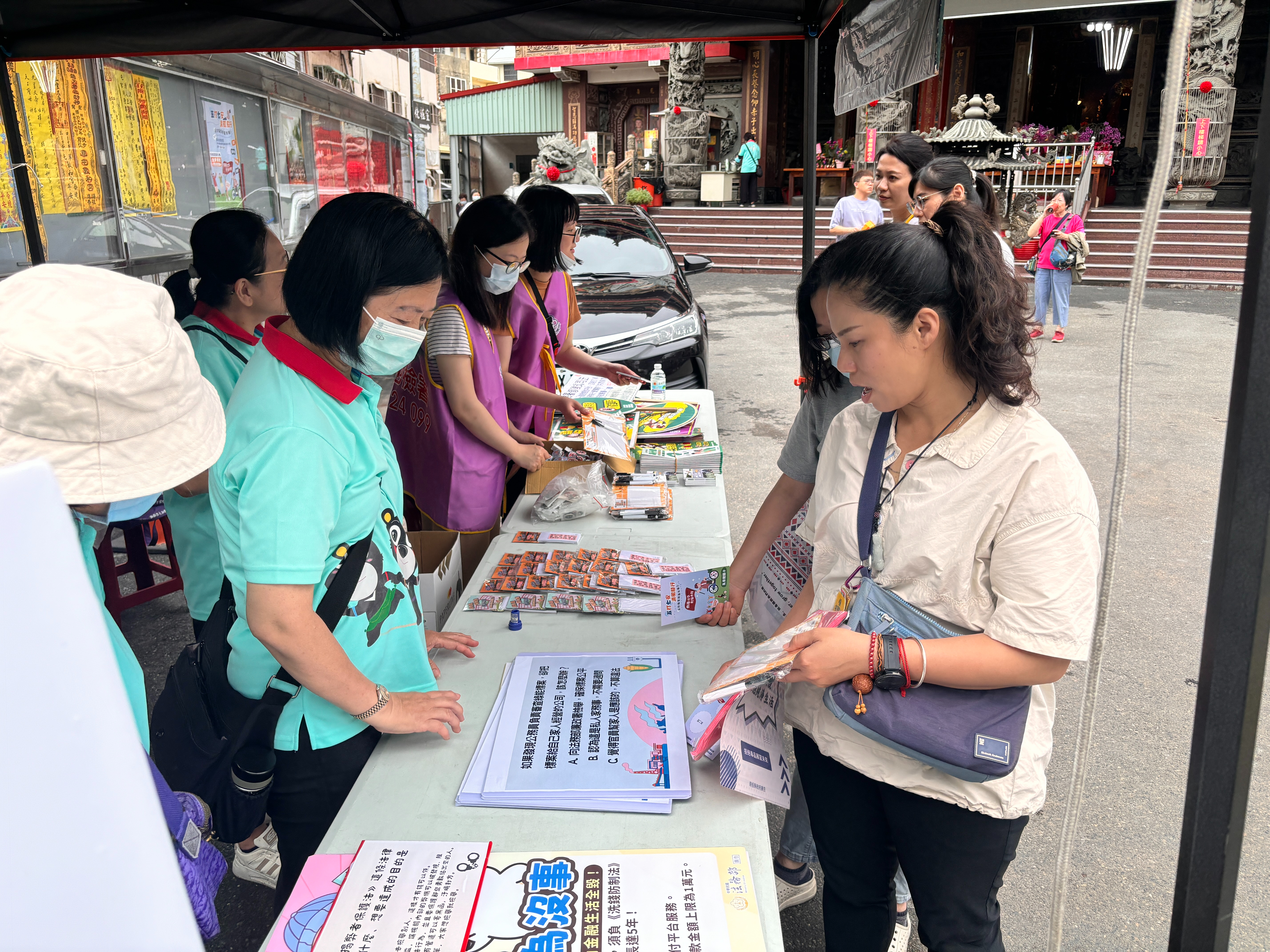 南投縣「五打七安x清風騎行」志工深入推廣反詐知識，守護社區安全志工協助闖關發放宣導品