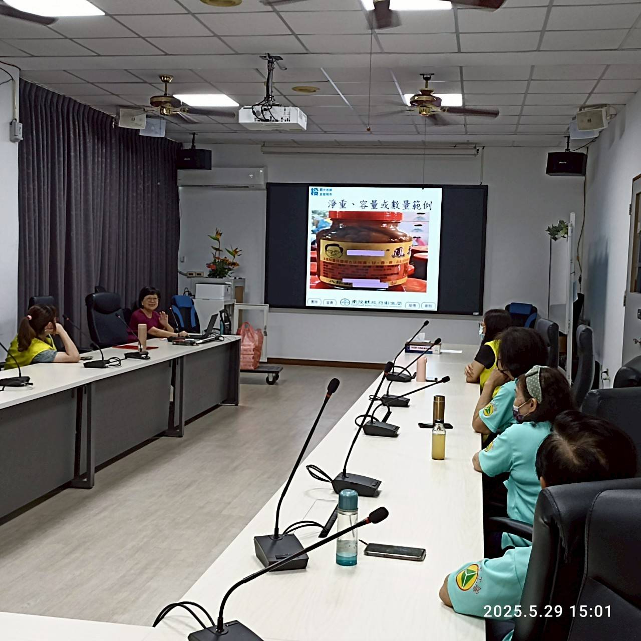 志在廉心 攜手誠『食』竹山鎮公所辦理志工訓練，攜手守護食安與廉政南投志工認真聽講課程，了解食品標示規範及案例解析