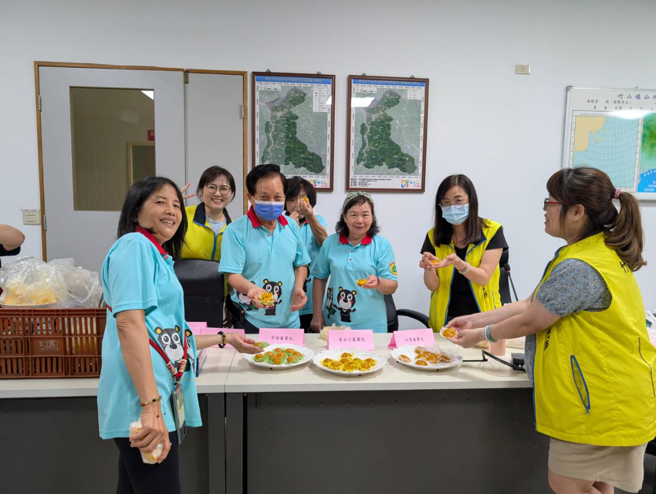 志在廉心 攜手誠『食』竹山鎮公所辦理志工訓練，攜手守護食安與廉政志工動手製作製作「筍香福包薯於你」