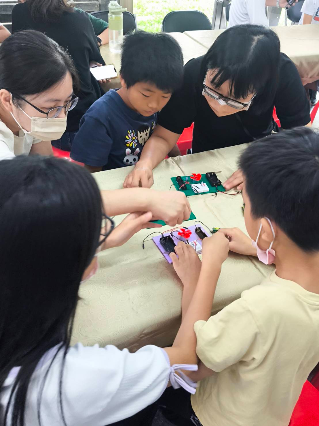 「陽光誠信．綠能扎根」親子手作體驗營－以互動教育深化廉潔與永續意識家長與孩子實作互動。