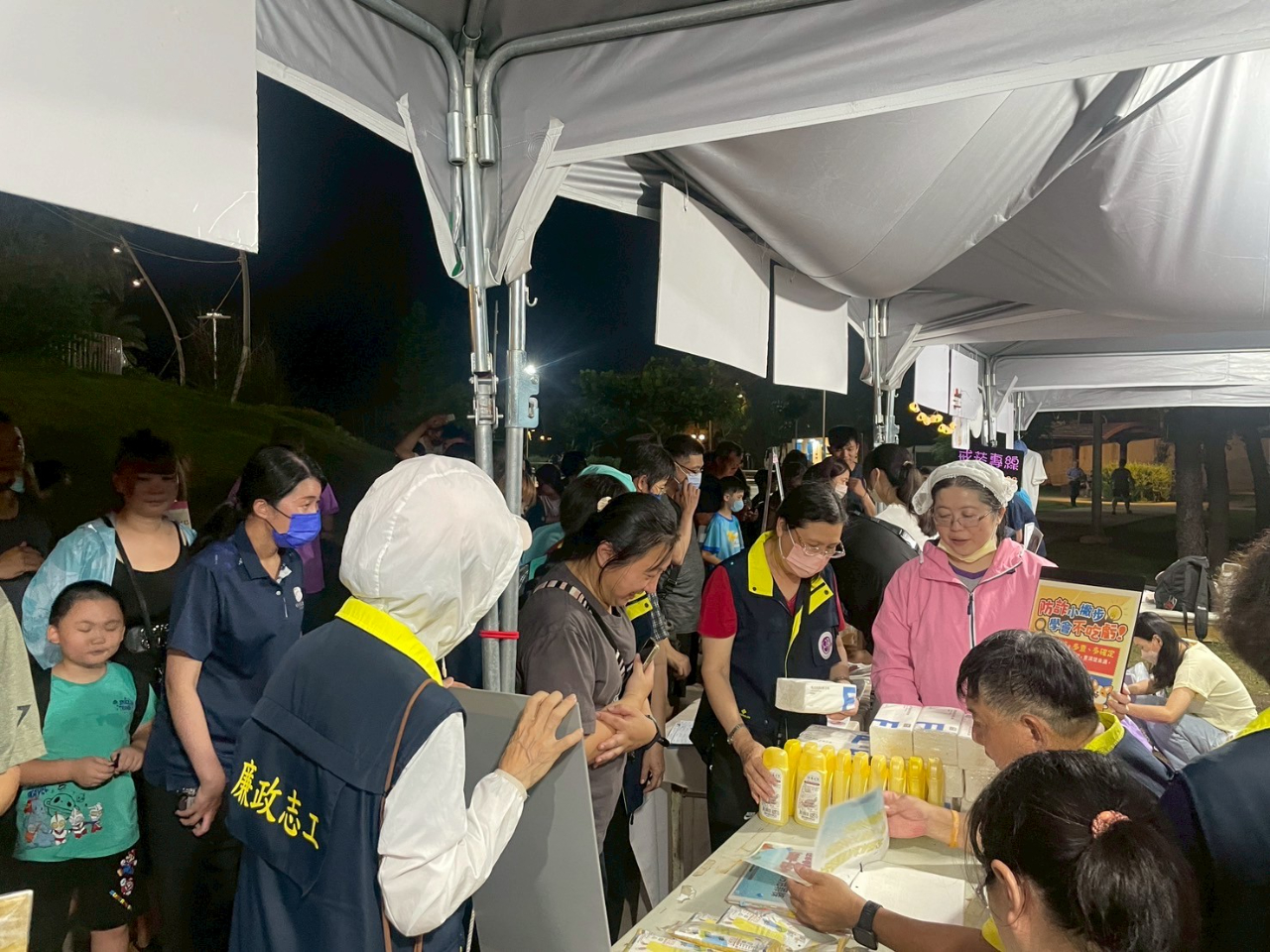 花火節閉幕式 澎湖縣政府政風處偕同廉政志工邀您一起清廉反貪、反賄、反詐廉政志工於宣導攤位進行有獎徵答活動