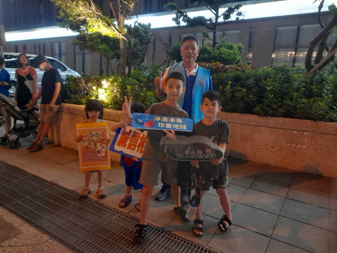 花火節閉幕式 澎湖縣政府政風處偕同廉政志工邀您一起清廉反貪、反賄、反詐廉政志工於接駁車站點進行廉政宣導與搭車指引服務