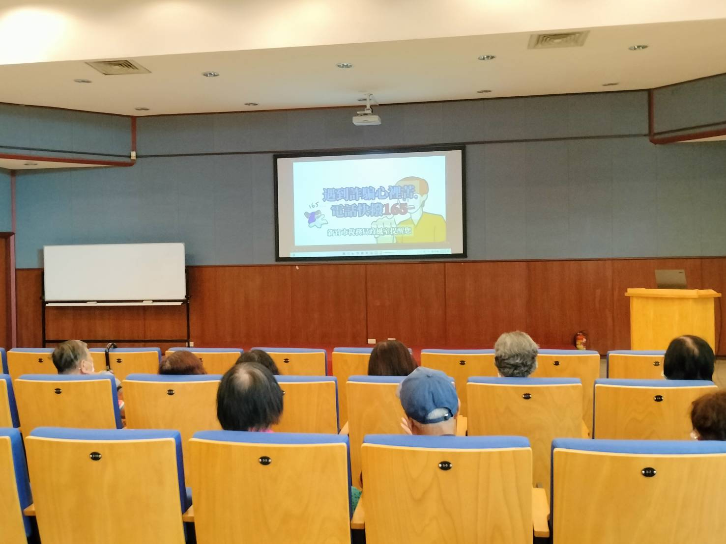 共學共好 新竹市政府舉辦廉政志工專業訓練暨聯繫會議 強化志工專業職能會議結束進行反詐騙宣導。