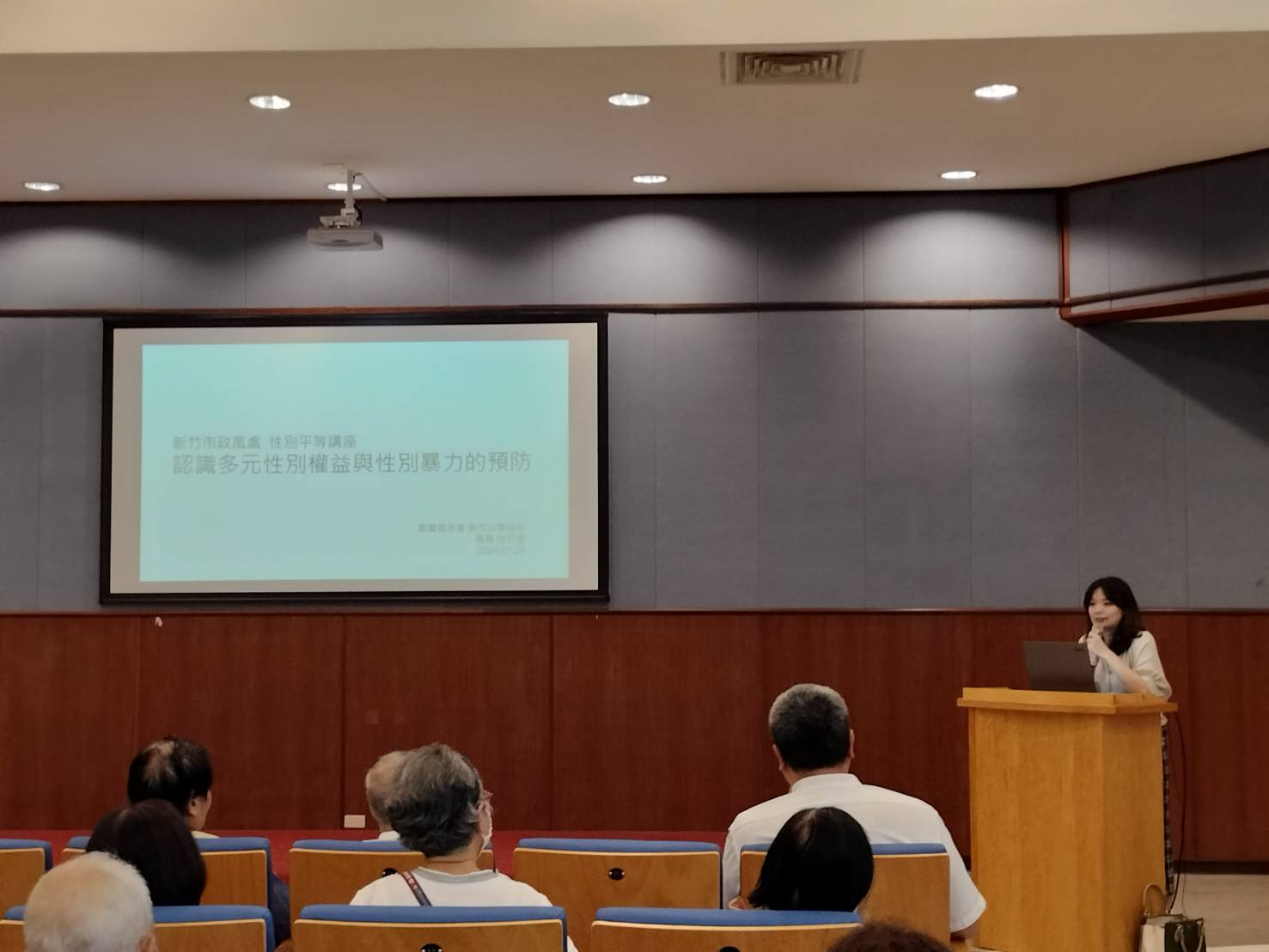 共學共好 新竹市政府舉辦廉政志工專業訓練暨聯繫會議 強化志工專業職能勵馨基金會專業講師講授「認識多元性別權益、性別暴力及霸凌預防」課程。