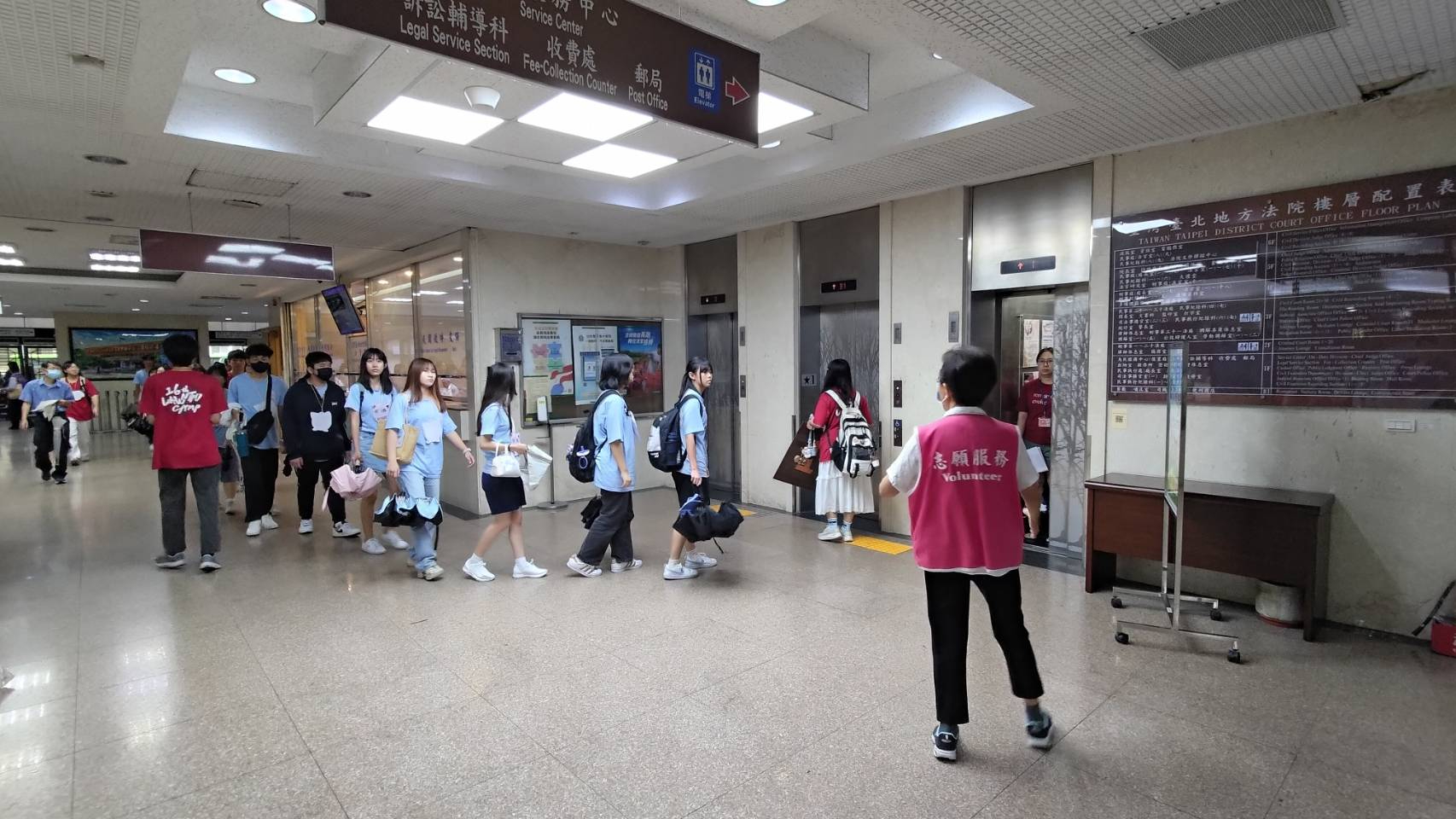 臺灣臺北地方法院結合廉政志工辦理「114年度逗陣繞法院」廉政宣導活動法律營學生到院後廉政志工協助引導動線
